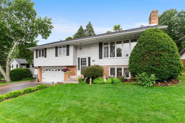 8 Imperial DR E, West Saint Paul, MN 55118