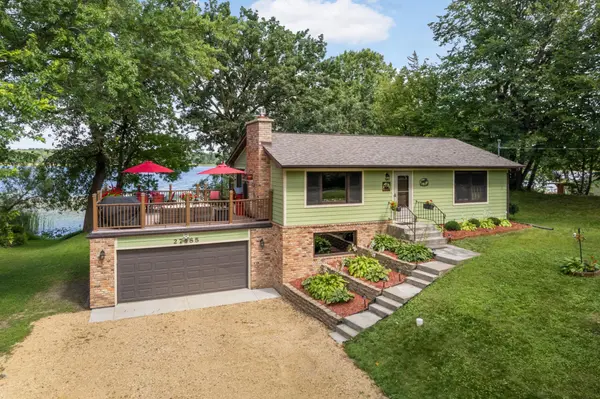 27985 Lakelawn DR, Lindstrom, MN 55045