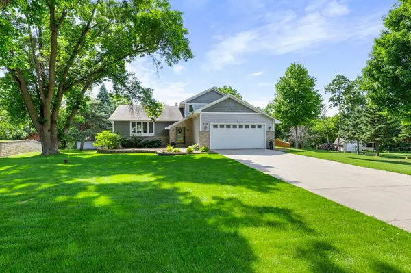 8204 Horizon DR, Shakopee, MN 55379