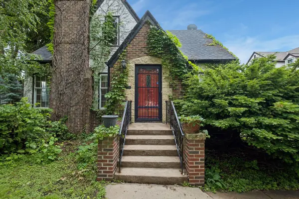1390 Iowa AVE W, Falcon Heights, MN 55108