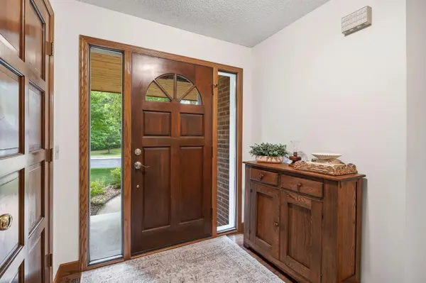 4876 Knottingham CIR, Eagan, MN 55122