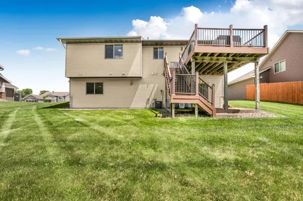 984 Waters Edge CIR, Avon, MN 56310