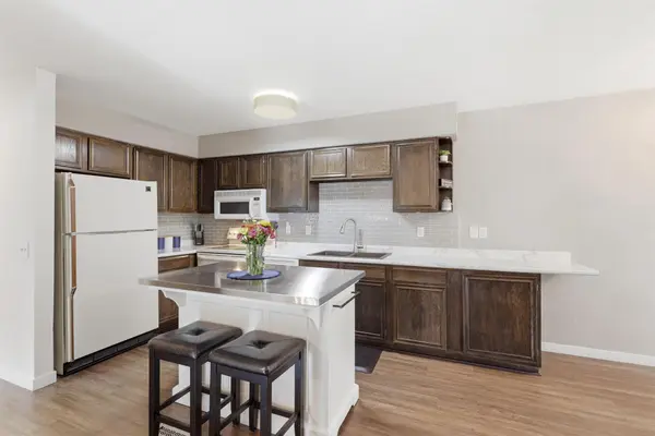 1411 Oak Leaf LN, Burnsville, MN 55337