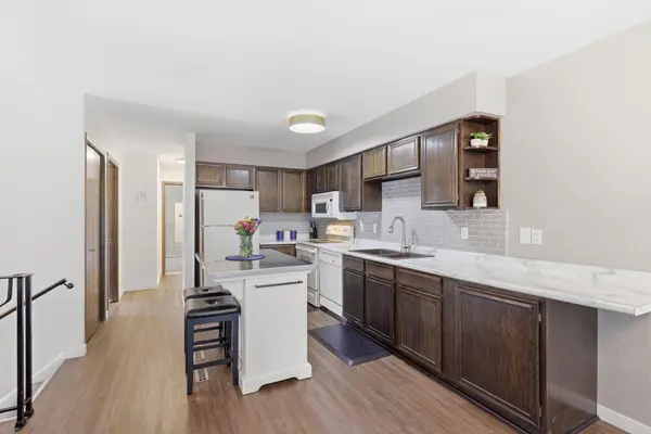 1411 Oak Leaf LN, Burnsville, MN 55337