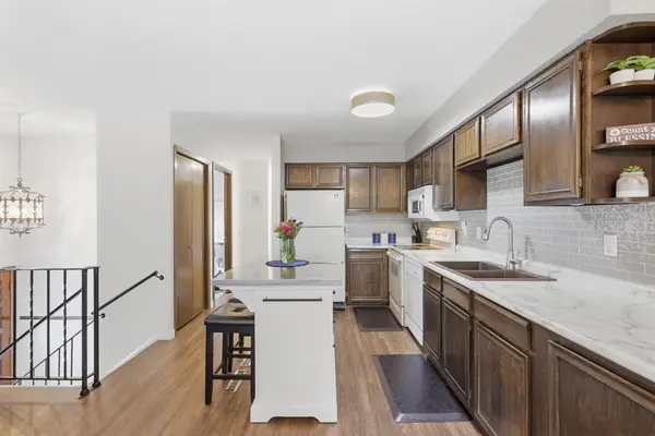 1411 Oak Leaf LN, Burnsville, MN 55337