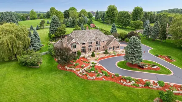 75 Apple Orchard RD, Dellwood, MN 55110