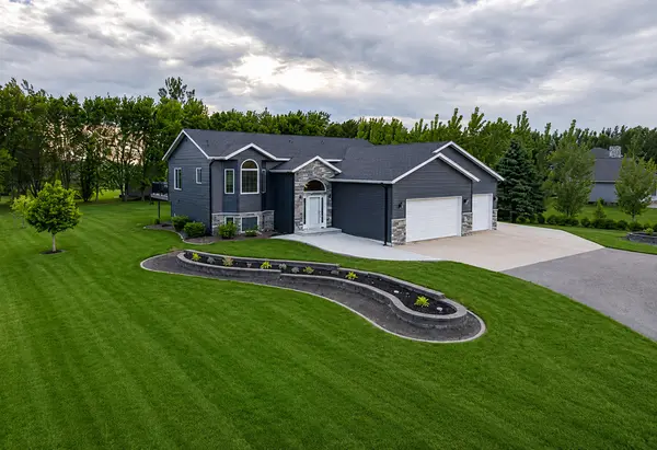 8018 Aquarius DR, Fargo, ND 58104