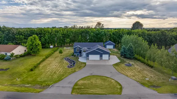 8018 Aquarius DR, Fargo, ND 58104