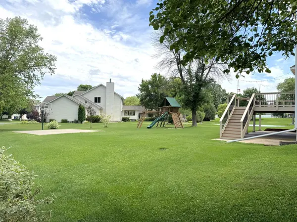 8658 Upland LN N, Maple Grove, MN 55311