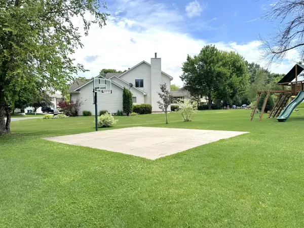 8658 Upland LN N, Maple Grove, MN 55311