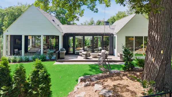 1058 E Circle DR, Wayzata, MN 55391