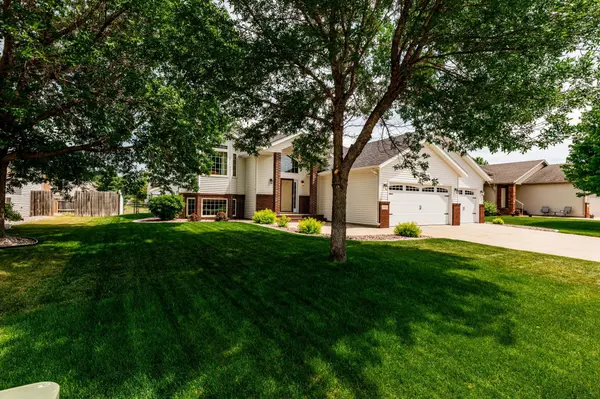 3322 Jackson ST S, Fargo, ND 58104
