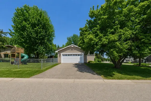 7598 Upper 23rd ST N, Oakdale, MN 55128