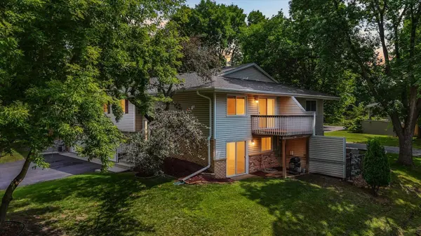 1262 Timbershore LN, Eagan, MN 55123