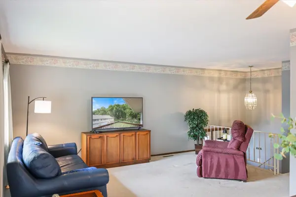 1262 Timbershore LN, Eagan, MN 55123