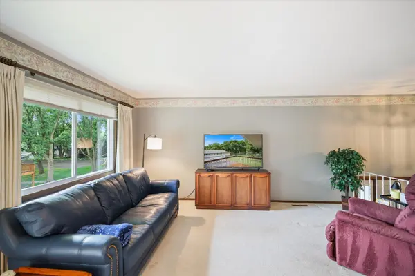 1262 Timbershore LN, Eagan, MN 55123
