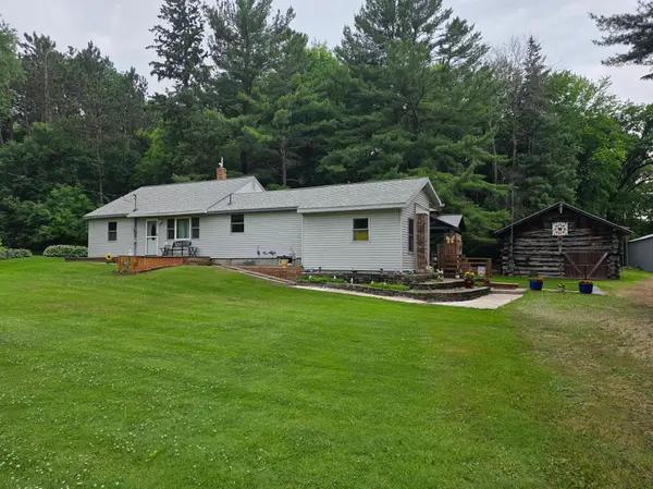 594 Boundary RD, Hudson, WI 54016