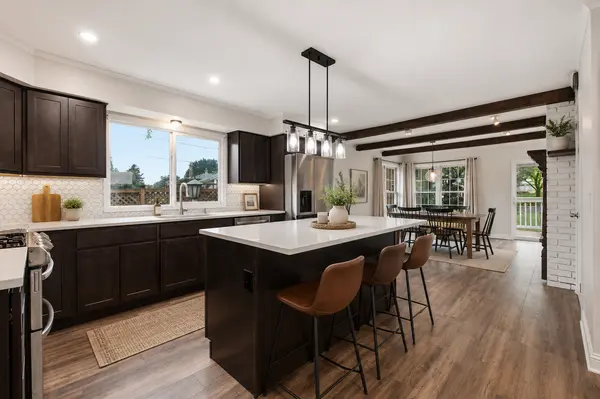 952 Logan LN, South Saint Paul, MN 55075