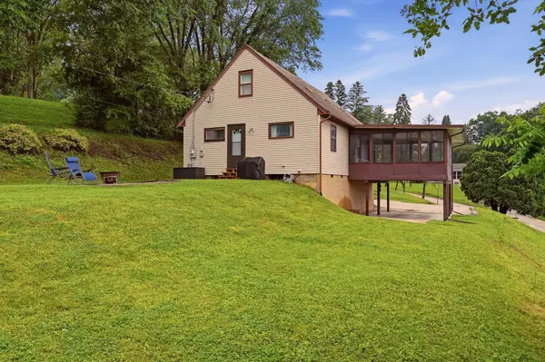 713 S 2nd ST, La Crescent, MN 55947