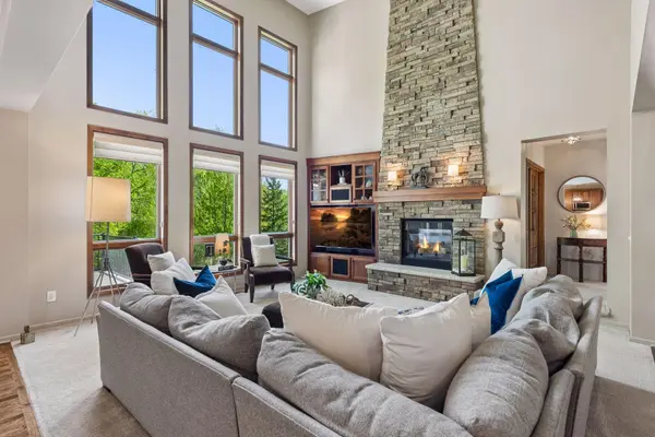 1800 Carriage DR, Victoria, MN 55386