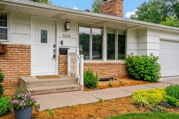 5104 Duggan PLZ, Edina, MN 55439