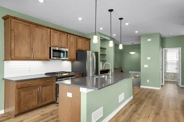 887 Roselyn DR, Victoria, MN 55386