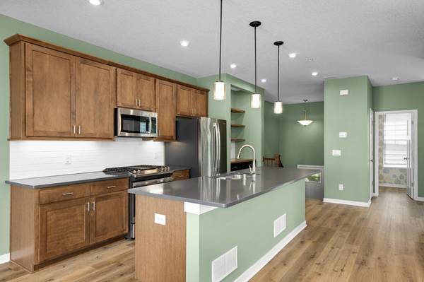 887 Roselyn DR, Victoria, MN 55386
