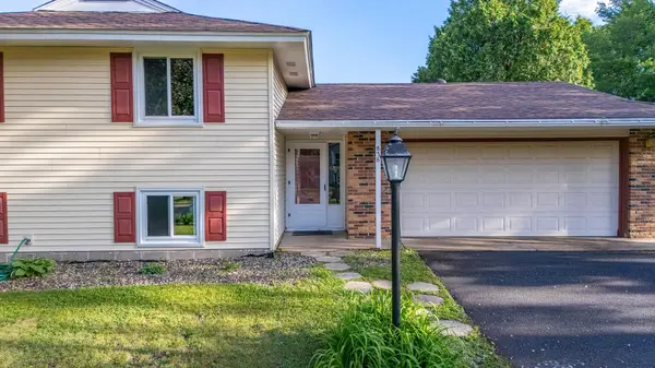 838 Jonathan DR, Apple Valley, MN 55124
