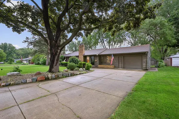 1200 Shryer AVE W, Roseville, MN 55113