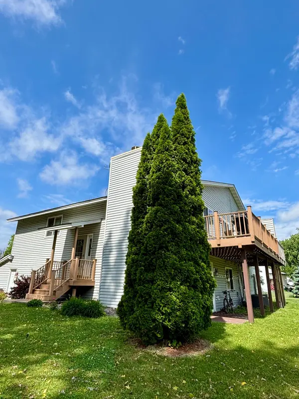 821 Clover Leaf Pkwy NE, Blaine, MN 55434