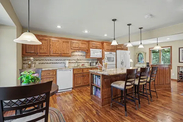 7016 Beacon CIR, Eden Prairie, MN 55346