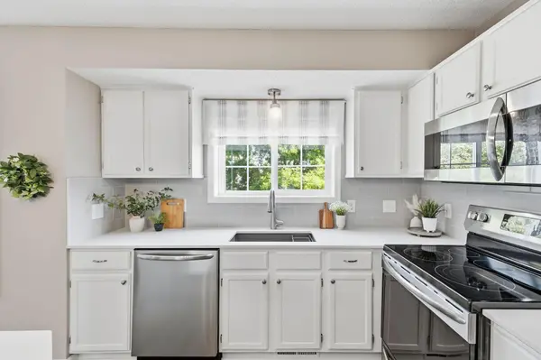 18232 Warbler LN, Eden Prairie, MN 55346