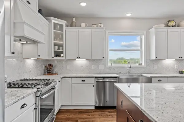 8957 Lakeside DR, Victoria, MN 55386