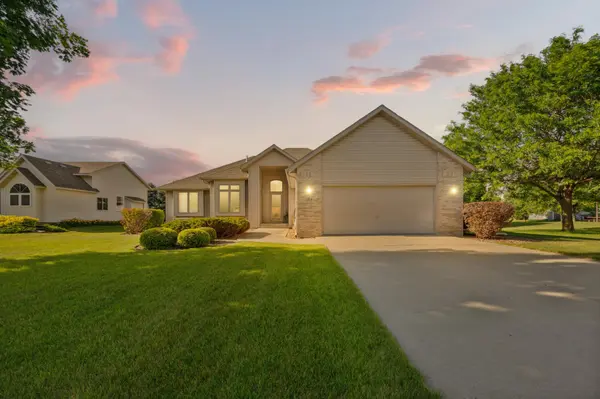 204 Allen LN, Faribault, MN 55021