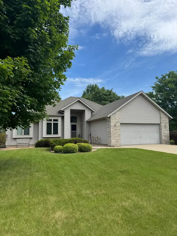 204 Allen LN, Faribault, MN 55021
