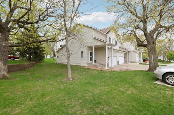 881 Kimberly LN,  Chanhassen,  MN 55317
