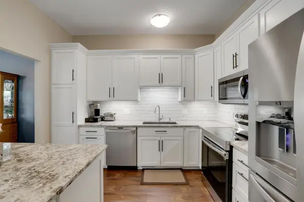 881 Kimberly LN, Chanhassen, MN 55317