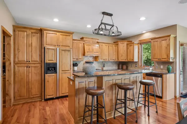 9858 Vagabond LN N, Maple Grove, MN 55311