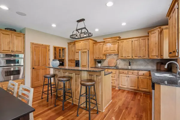 9858 Vagabond LN N, Maple Grove, MN 55311