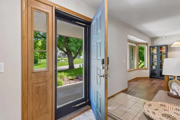3205 Julian DR, Chaska, MN 55318