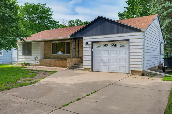 735 E 4th ST, Litchfield, MN 55355