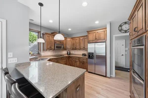 868 Bavaria Hills TER, Chaska, MN 55318