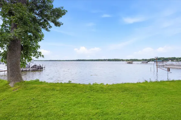 10226 S Shore DR, Plymouth, MN 55441