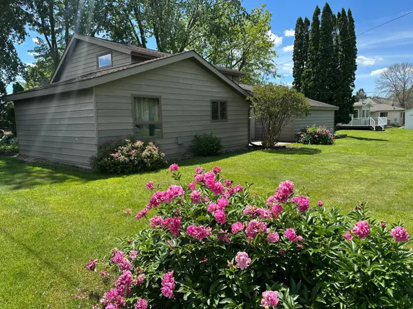 506 Lincoln ST NW, Adams, MN 55909