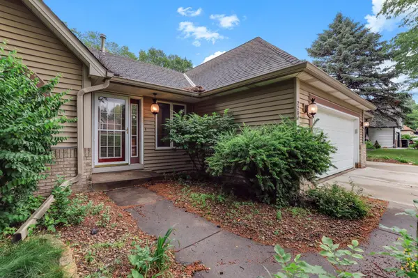 2287 Snowshoe LN E, Maplewood, MN 55119
