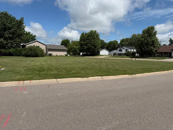 301 Hilton DR, Saint Clair, MN 56080
