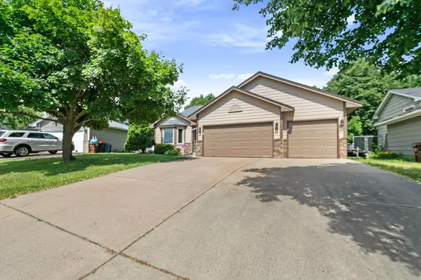4712 Heather Ridge RD N, Oakdale, MN 55128