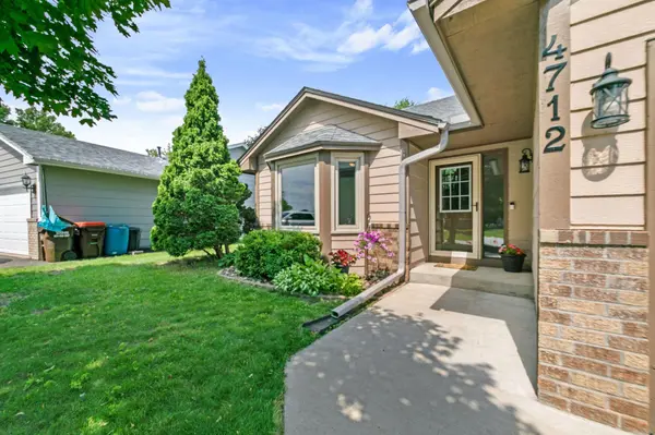 4712 Heather Ridge RD N, Oakdale, MN 55128