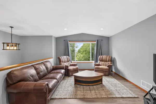 1401 Mcintosh CIR, Shakopee, MN 55379