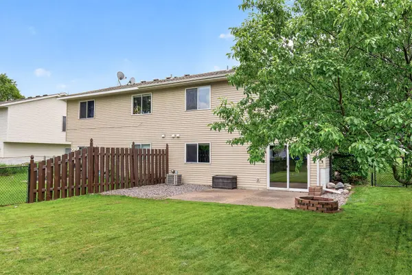 1401 Mcintosh CIR, Shakopee, MN 55379